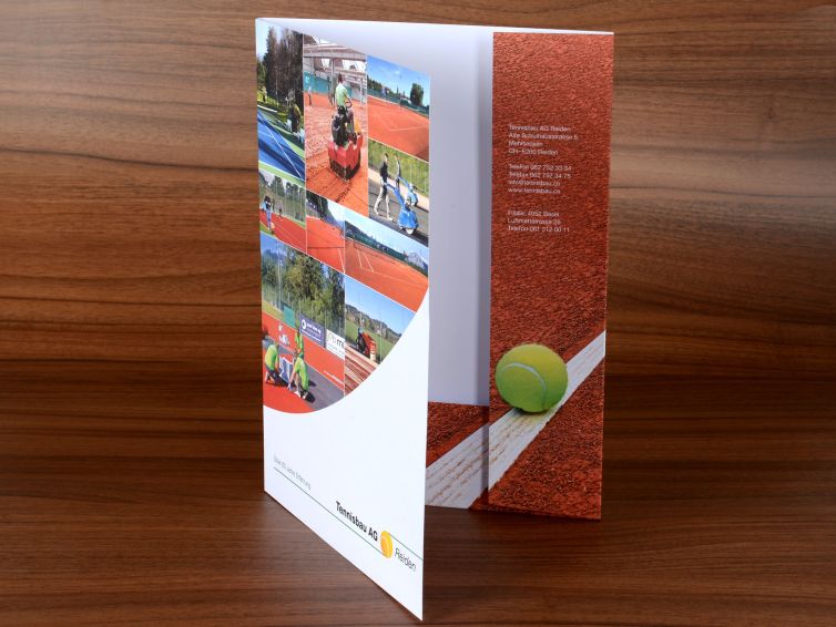 Mappe mit Lasche unten und rechts der Tennisbau AG, Reiden, sorgfältig produziert von der Firma Wallimann Druck und Verlag AG