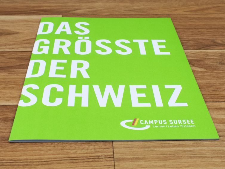 Imagebroschüre, Campus Sursee, Produkte, Broschüren, Broschur, Heftli, Softcover, Rückenheftung, Postitchen, Prospekt, geheftete Broschüre, Heftli drucken, Broschüre drucken, Folder, Klebebinden, hochwertige Broschüren, Broschüren auf spezielles Papier, hochwertige Broschüren, Offsetdruck, Digitaldruck, Schlitzen, Stanzen, Wallimann Druck und Verlag AG, Beromünster Druckerei, Luzern, Sursee, Michelsamt