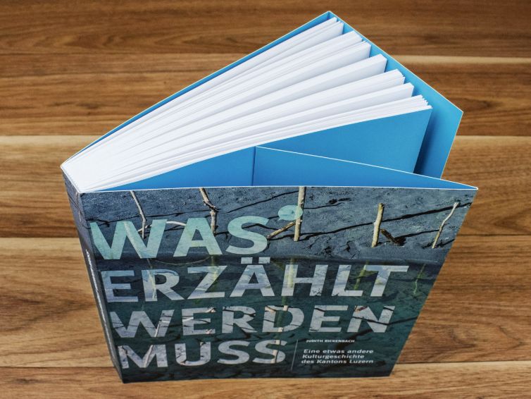 Produkte, Bildband, kauf+lies GmbH, Buch, Bücher, Buch drucken, Bücher drucken, Hardcover, Kinderbuch, Familienchronik, Fadenheftung, Broschüren, Broschur, Heftli, Softcover, Rückenheftung, Postitchen, Prospekt, geheftete Broschüre, Heftli drucken, Broschüre drucken, Folder, Klebebinden, hochwertige Broschüren, Broschüren auf spezielles Papier, hochwertige Broschüren, Offsetdruck, Digitaldruck, Schlitzen, Stanzen, Wallimann Druck und Verlag AG, Beromünster Druckerei, Luzern, Sursee, Michelsamt