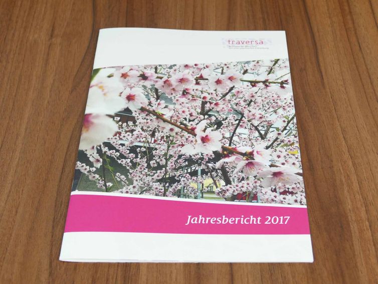 Geschäftsberichte traversa - Netzwerk für Menschen mit einer psychischen Erkrankung, Luzern, Produkte, Broschüren, Broschur, Heftli, Softcover, Rückenheftung, Postitchen, Prospekt, geheftete Broschüre, Heftli drucken, Broschüre drucken, Folder, Klebebinden, hochwertige Broschüren, Broschüren auf spezielles Papier, hochwertige Broschüren, Offsetdruck, Digitaldruck, Schlitzen, Stanzen, Wallimann Druck und Verlag AG, Beromünster Druckerei, Luzern, Sursee, Michelsamt