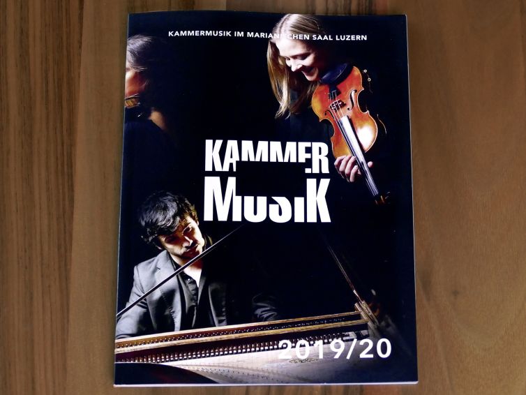 Broschüre Kammermusik, Gesellschaft für Kammermusik, Luzern, Produkte, Broschüren, Broschur, Heftli, Softcover, Rückenheftung, Postitchen, Prospekt, geheftete Broschüre, Heftli drucken, Broschüre drucken, Folder, Klebebinden, hochwertige Broschüren, Broschüren auf spezielles Papier, hochwertige Broschüren, Offsetdruck, Digitaldruck, Schlitzen, Stanzen, Wallimann Druck und Verlag AG, Beromünster Druckerei, Luzern, Sursee, Michelsamt