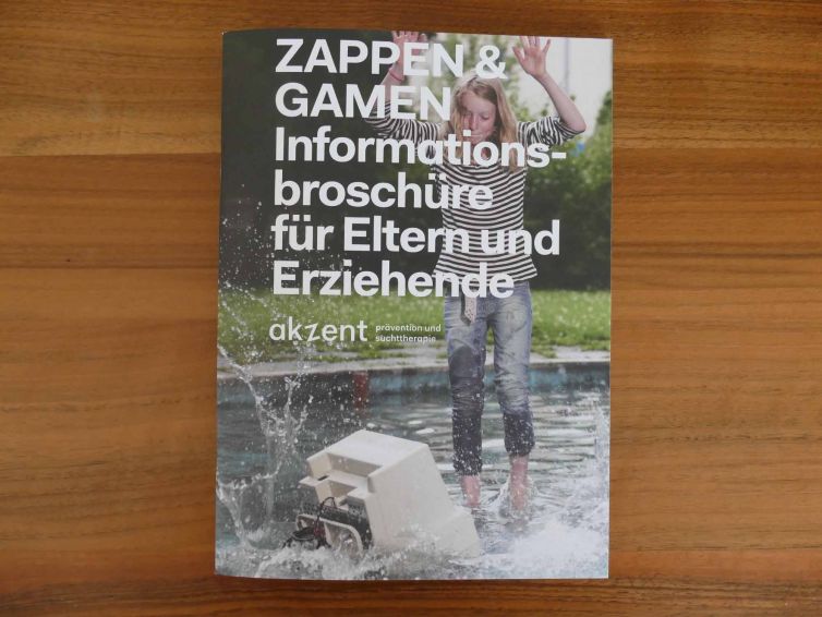 ZAPPEN & GAMEN – Informationsbroschüre für Eltern und Erziehende von akzent.