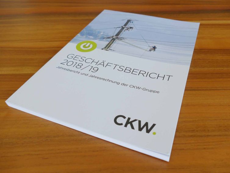 Geschäftsbericht von der CKW Luzern, gedruckt von der Firma Wallimann Druck und Verlag AG.