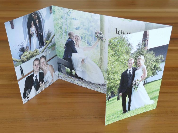 Hochzeitskarte mit Fensterfalz und vielen Bilder.