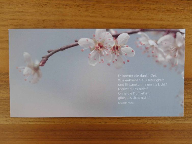 Danksagungskarte mit Blüten, gedruckt von Wallimann Druck und Verlag AG.