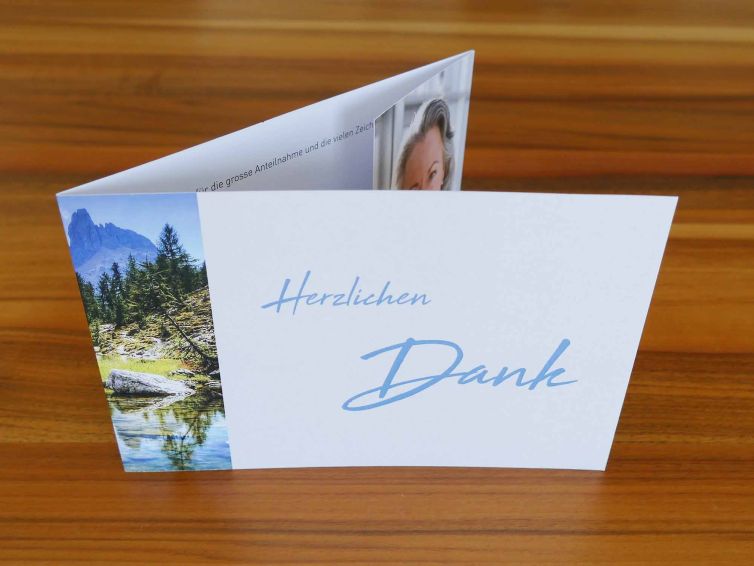 Grosserschriftzug mit Herzlichen Dank auf der Danksagunskarte.