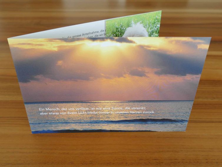 Danksagungskarte mit Spruch und Sonnenuntergang über einem Meer.