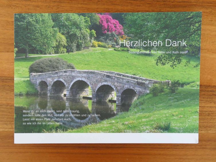 Moderne Danksagungskarte mit Bild von einer Brücke und einem Fluss.