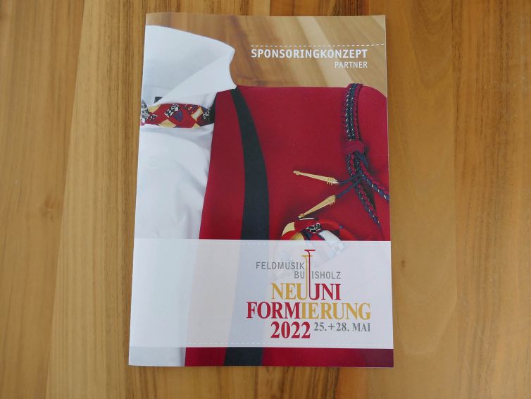 Cover Sponsoringbroschüre "Neuuniformierung" von der Feldmusik Buttisholz in moderner Gestaltung.