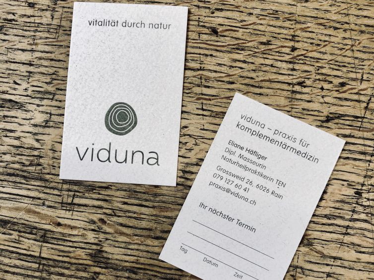 Terminkarte im Format einer Visitenkarte für die Praxis Viduna – kreiert und gedruckt von Wallimann Druck und Verlag AG.