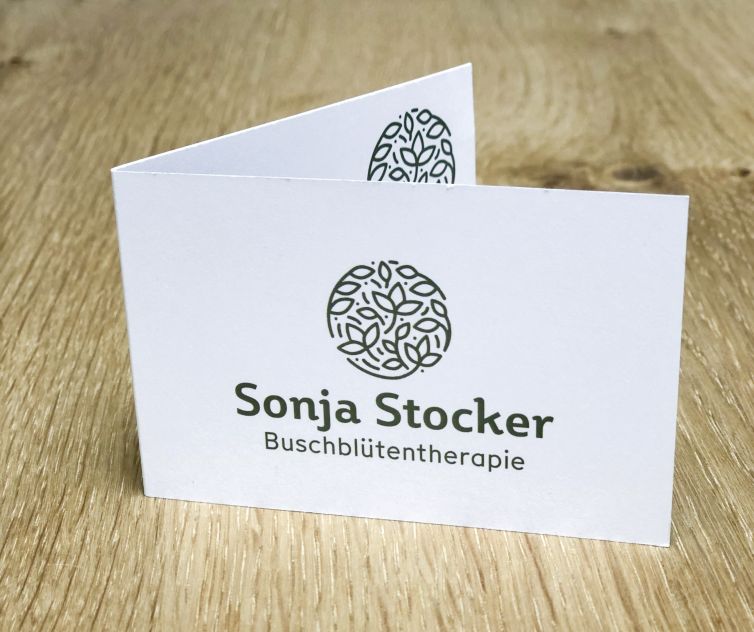 Klappvisitenkarte mit dem Logo von Sonja Stocker Buschblütentherapie.