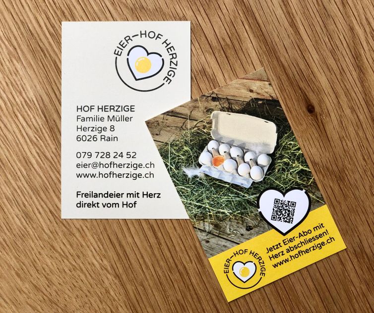 Visitenkarten mit QR-Code direkt auf den Online-Shop von Hof Herzige verlinkt.