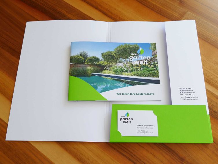 Dokumentenmappe von ihre garten welt in grün und Bild von einem Pool, gedruckt von Wallimann Druck und Verlag AG