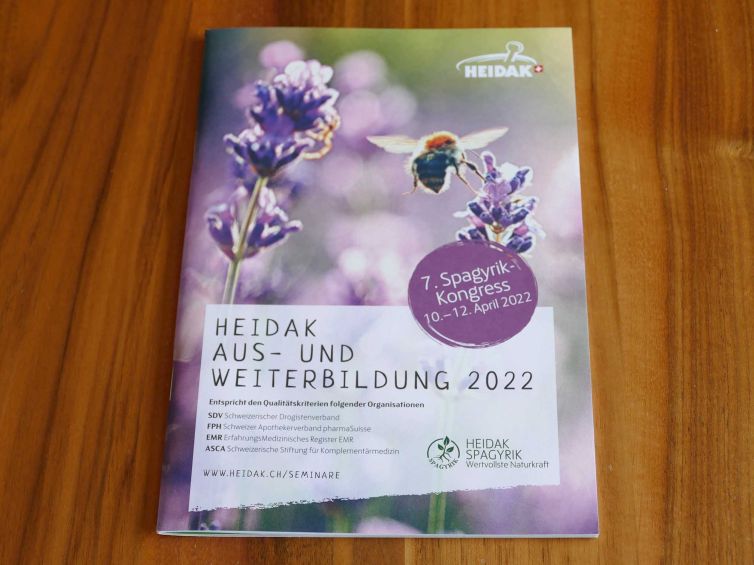 Broschüre, Aus- und Weiterbildung 2022, Heidak AG, Emmenbrücke, Broschüren, Broschur, Prospekt, geheftete Broschüre, Heftli drucken, Broschüre drucken, Folder, hochwertige Broschüren, Broschüren auf spezielles Papier, hochwertige Broschüren, Offsetdruck, Digitaldruck, Schlitzen, Stanzen, Wallimann Druck und Verlag AG, Beromünster Druckerei, Luzern, Sursee, Michelsamt