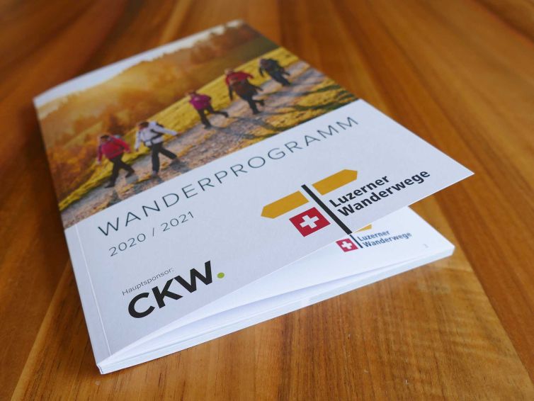 Broschüre "Wanderprogramm 2020/2021", Luzerner Wanderwege, Produkte, Broschüren, Broschur, Prospekt, geheftete Broschüre, Heftli drucken, Broschüre drucken, Folder, hochwertige Broschüren, Broschüren auf spezielles Papier, hochwertige Broschüren, Offsetdruck, Digitaldruck, Schlitzen, Stanzen, Wallimann Druck und Verlag AG, Beromünster Druckerei, Luzern, Sursee, Michelsamt