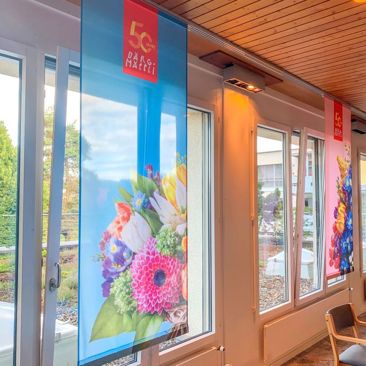 Vorhang im Pflegewohnheim Bärgmättli mit Jubiläumslogo