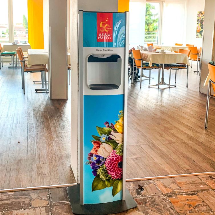 Wasserspender im Pflegewohnheim Bärgmättli mit Jubiläumslogo